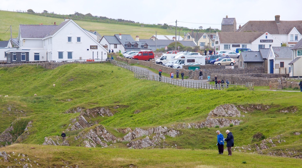 Playa de Rhossili mostrando una pequeña ciudad o pueblo