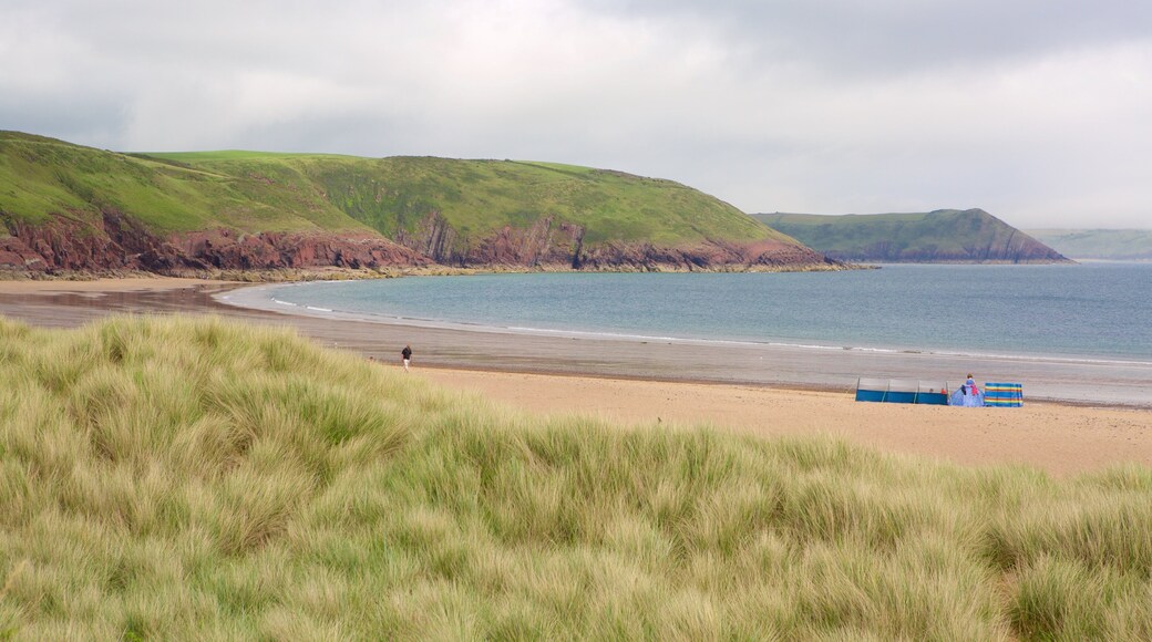Playa de Freshwater East que incluye una playa, vistas generales de la costa y una bahía o puerto