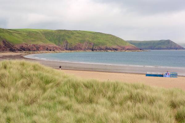 Plage de Freshwater East mettant en vedette vues littorales, baie ou port et plage de sable