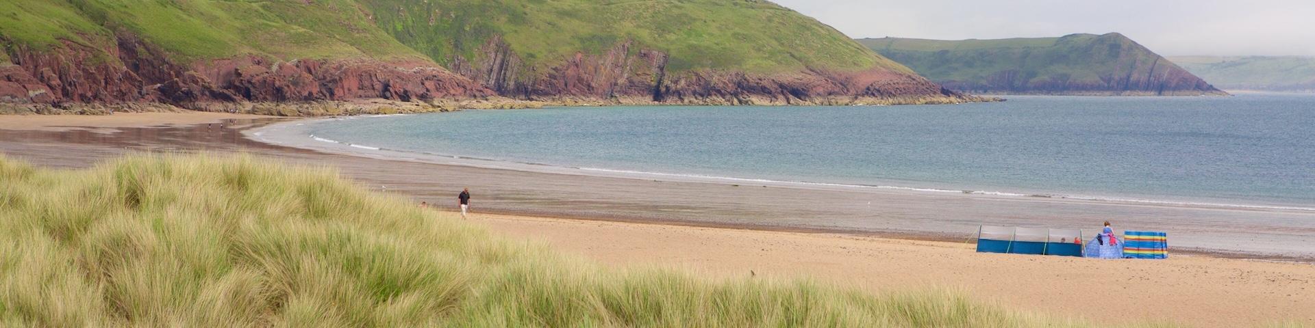Freshwater East Beach caracterizando paisagens litorâneas, uma praia e uma baía ou porto