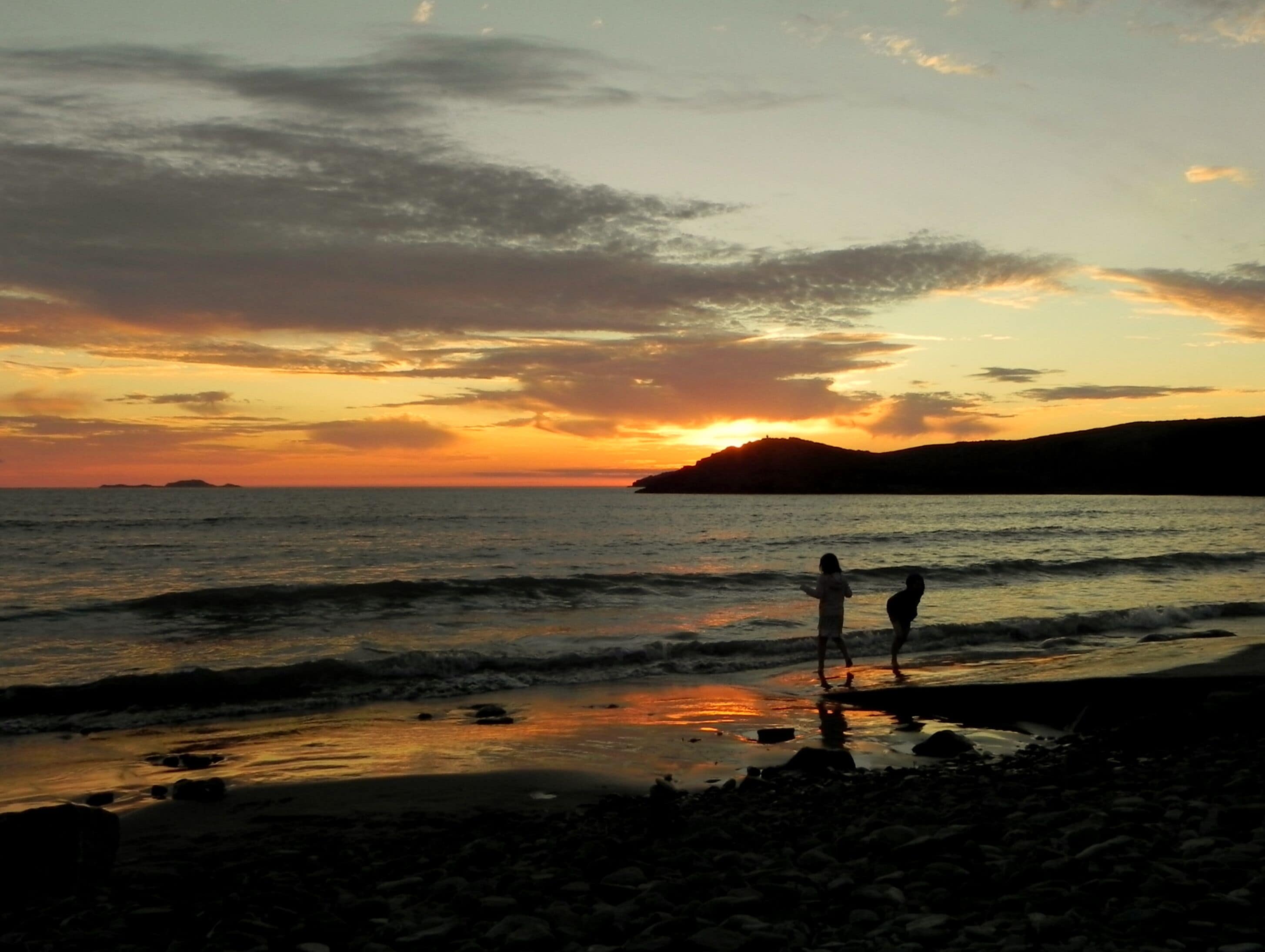 With a west facing beach, Whitesands Bay is a perfect location for those looking for a great sunset photo shoot (assuming it is not a cloudy evening) ... whilst the kids are more interested in a late night paddle
 
 #Lifeatexpedia #Beach