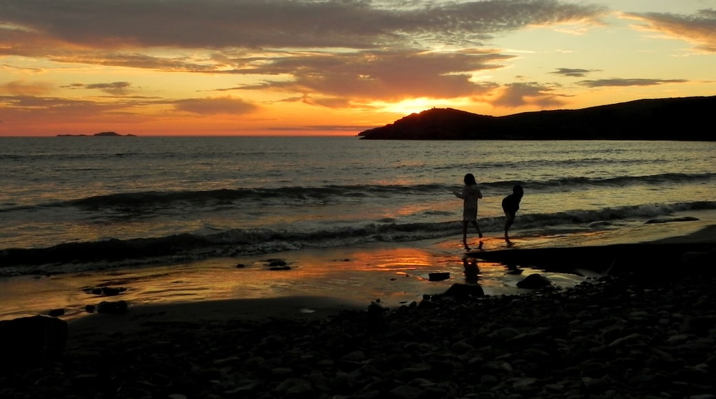 With a west facing beach, Whitesands Bay is a perfect location for those looking for a great sunset photo shoot (assuming it is not a cloudy evening) ... whilst the kids are more interested in a late night paddle
#Lifeatexpedia #Beach
