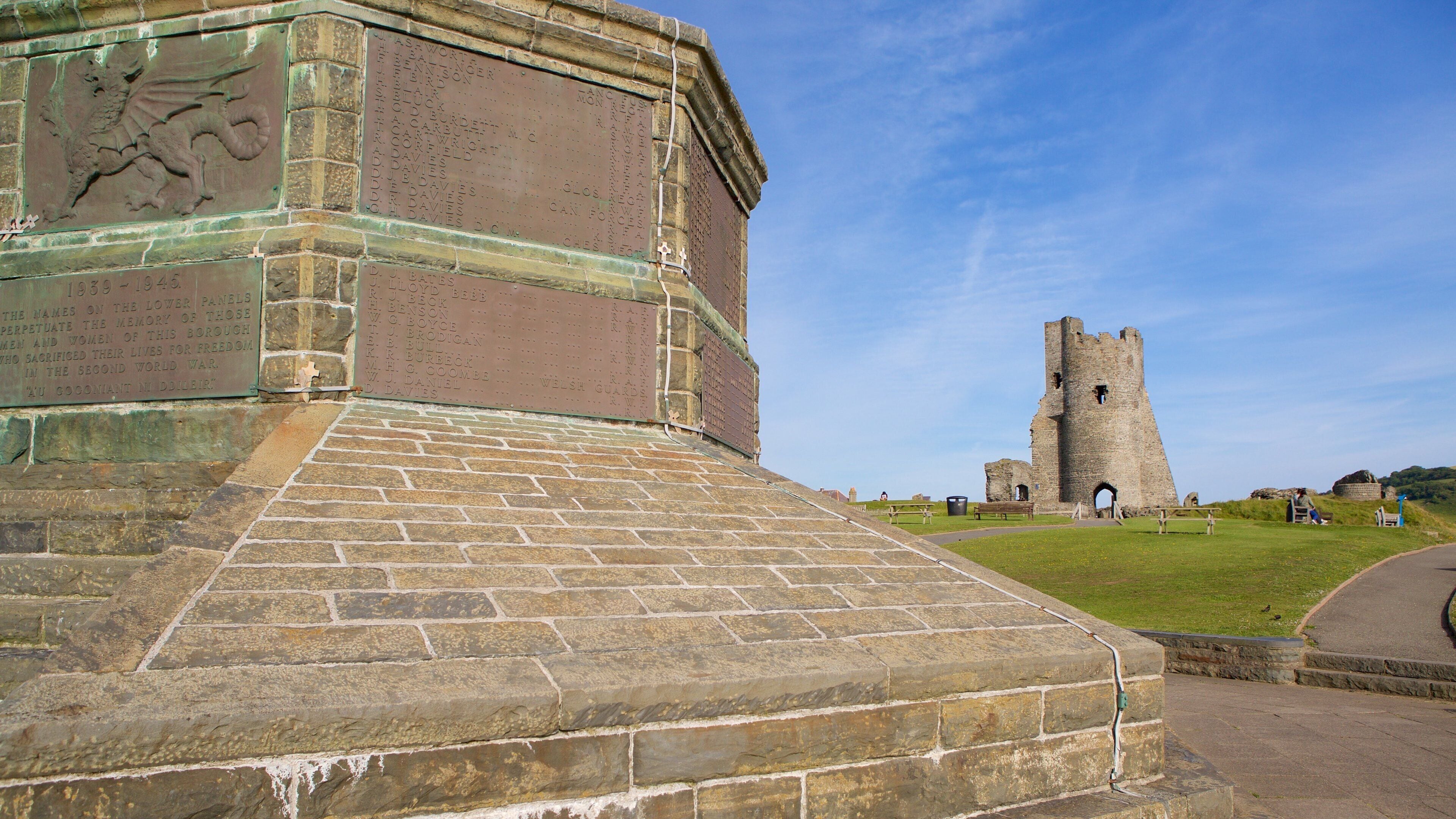 Aberystwyth Castle som omfatter bygningsruiner, et monument og en statue eller en skulptur