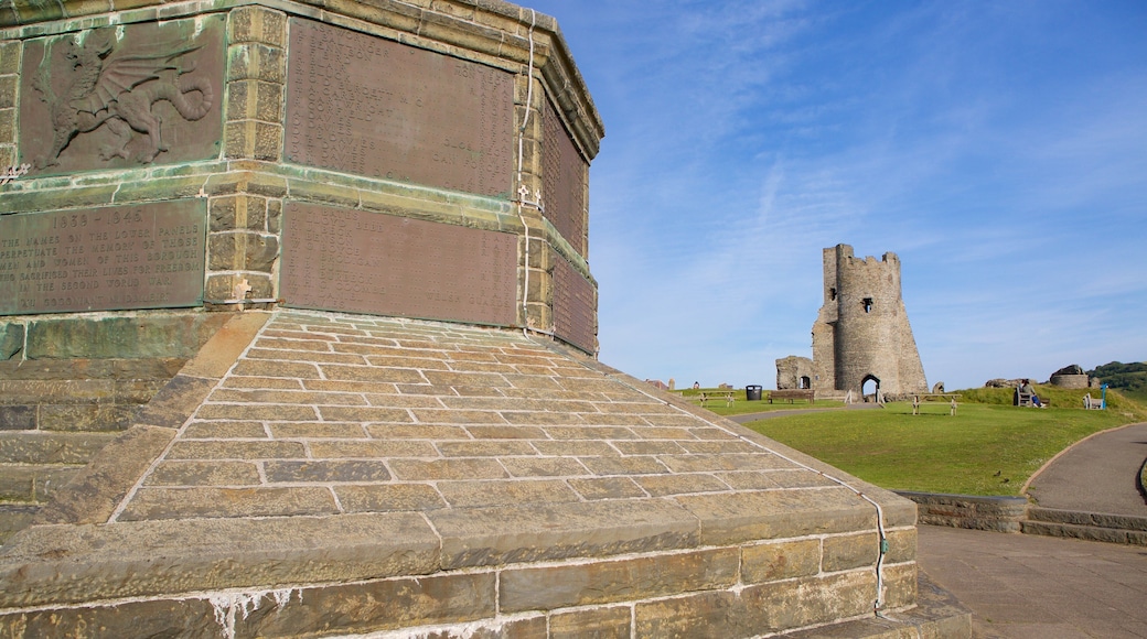 Aberystwyth Castle som omfatter bygningsruiner, et monument og en statue eller en skulptur