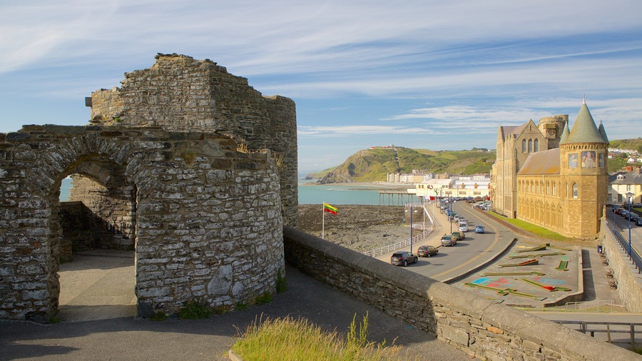 Aberystwyth Castle showing building ruins and a castle