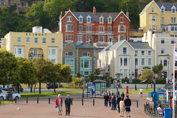 Llandudno welches beinhaltet Platz oder Plaza und Kleinstadt oder Dorf sowie große Menschengruppe