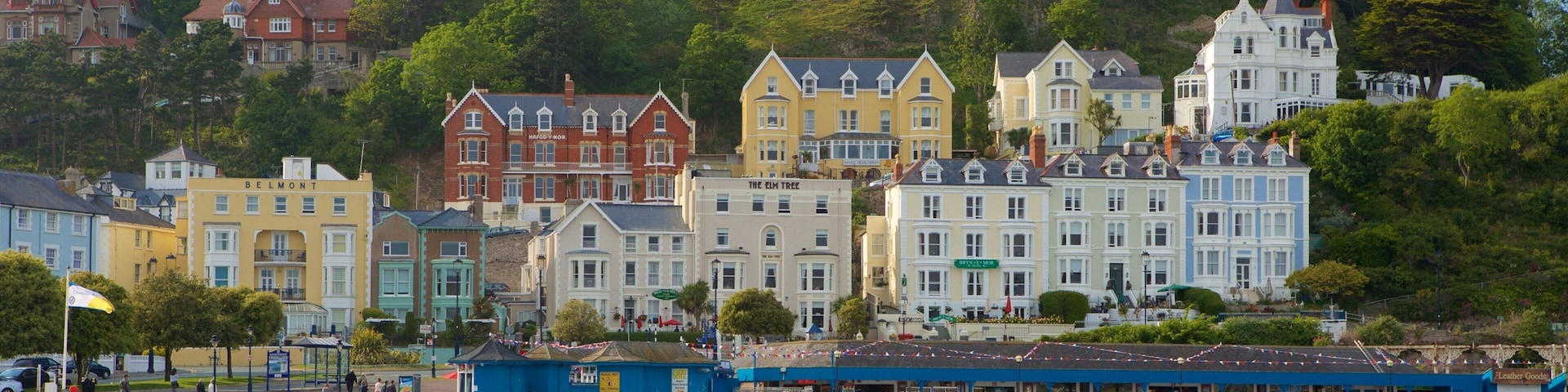 Llandudno showing a small town or village and a pebble beach
