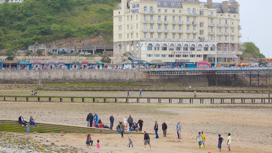 Llandudno ofreciendo una playa de arena, una ciudad y una playa de piedras