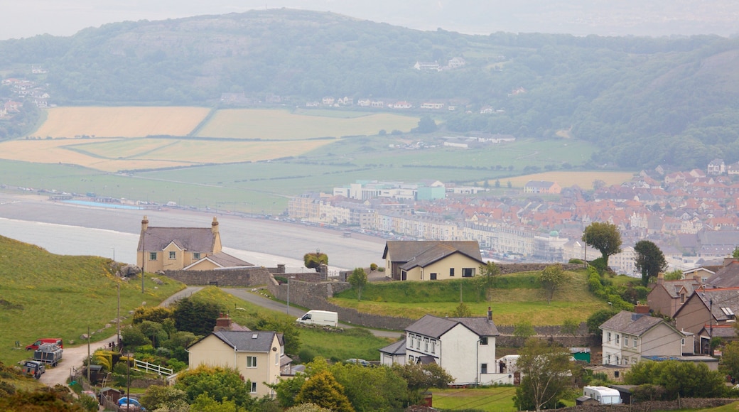 Great Orme fasiliteter samt åkre og liten by eller landsby