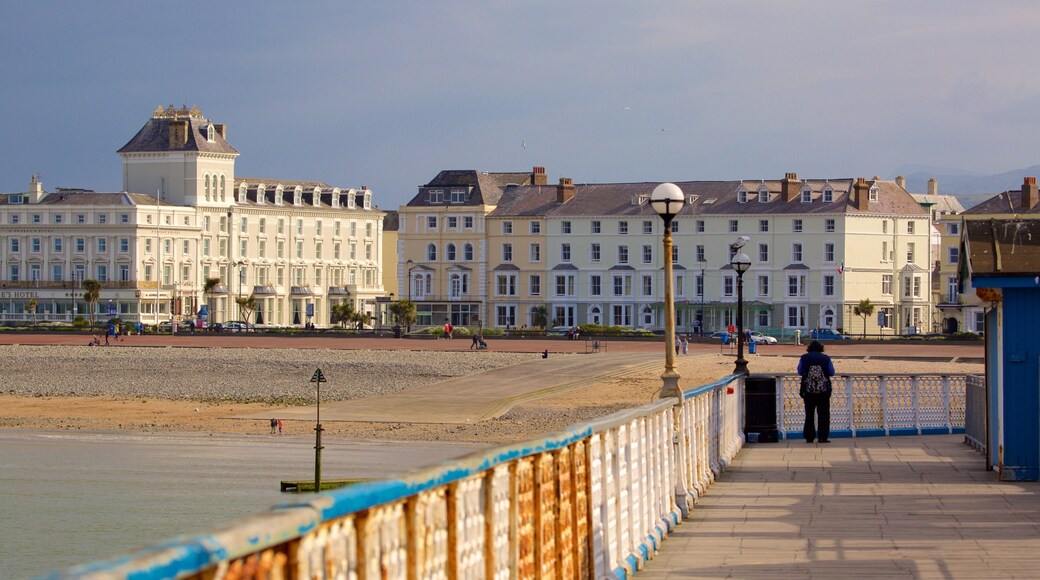 Llandudno Pier mostrando un pueblo