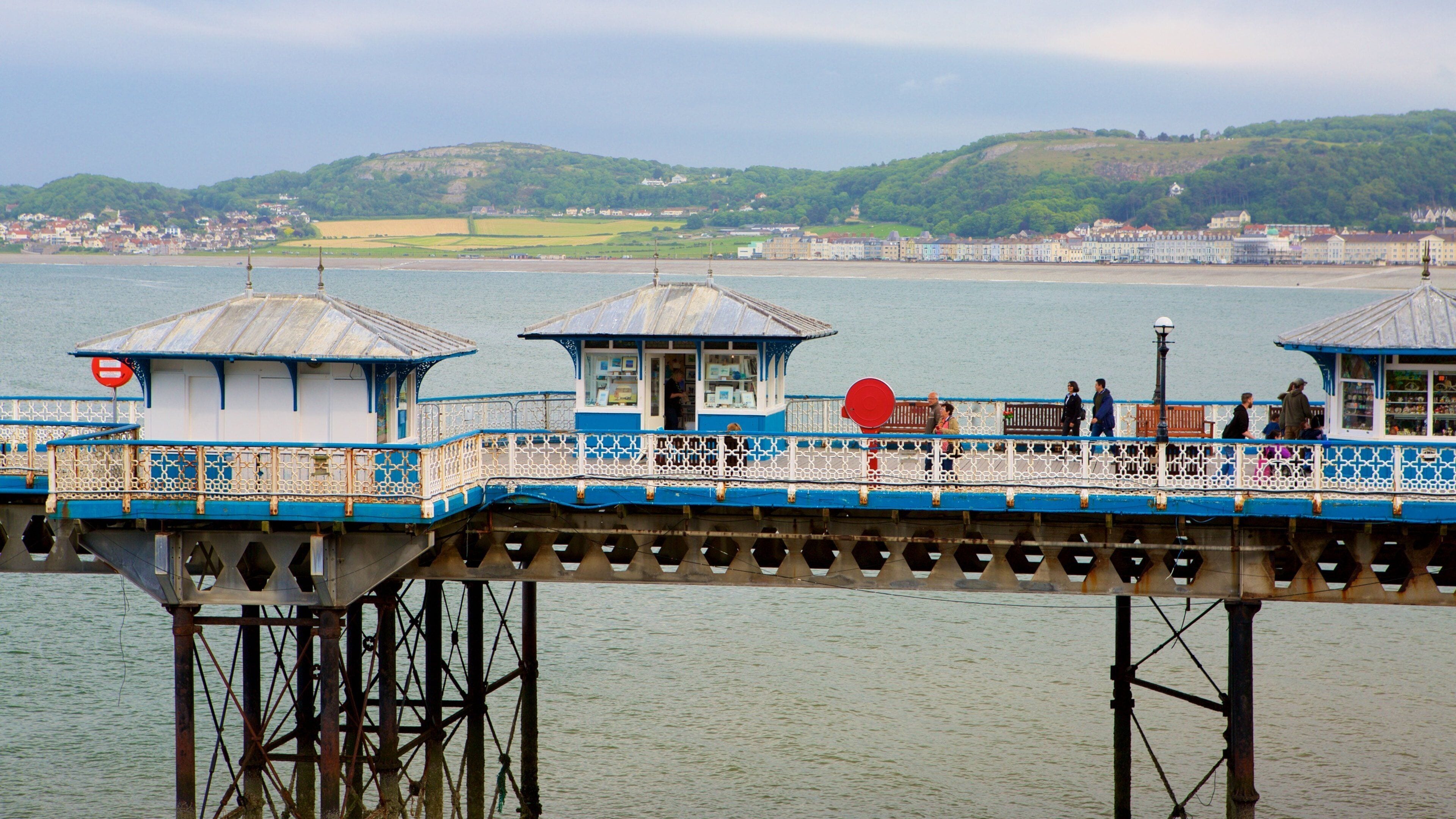 Llandudno Pier mostrando vistas de una costa