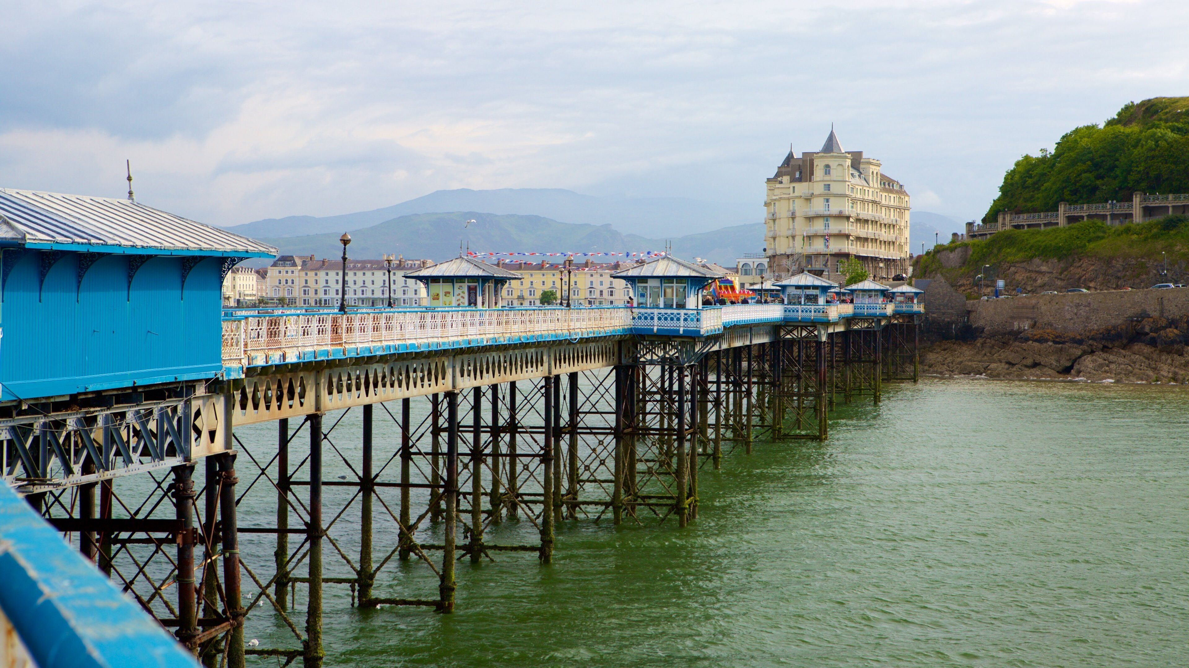 Llandudno Pier que incluye vistas de una costa