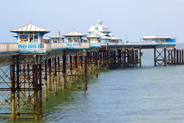 Llandudno Pier das einen allgemeine Küstenansicht
