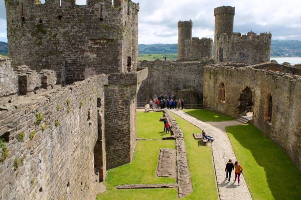 Conwy Castle johon kuuluu raunio, linna tai palatsi ja perintökohteet