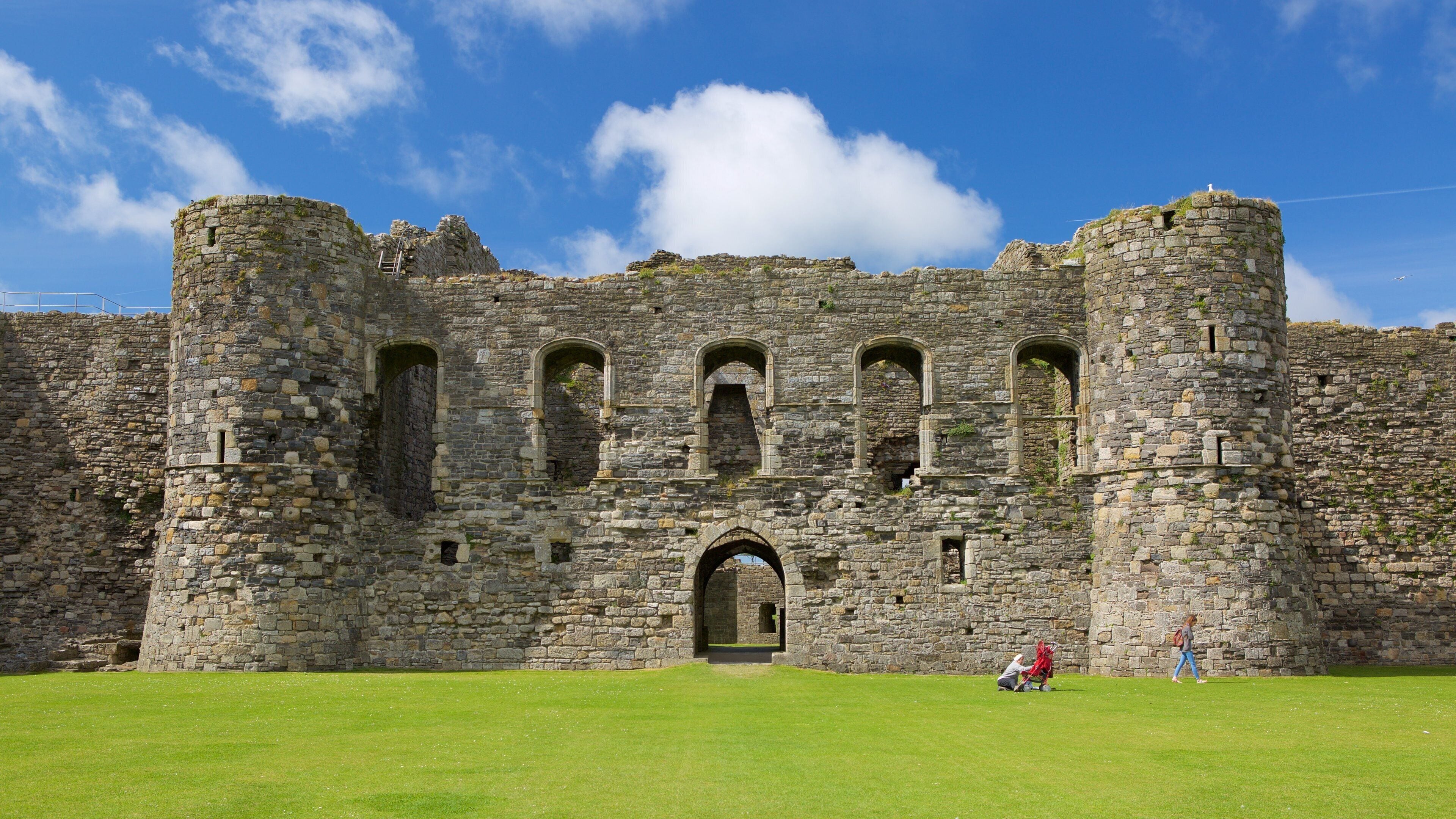 Beaumaris Castle showing a castle, heritage elements and a ruin