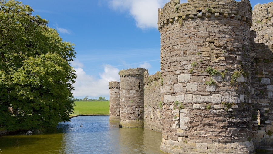 Castillo de Beaumaris mostrando elementos del patrimonio, un castillo y patrimonio de arquitectura