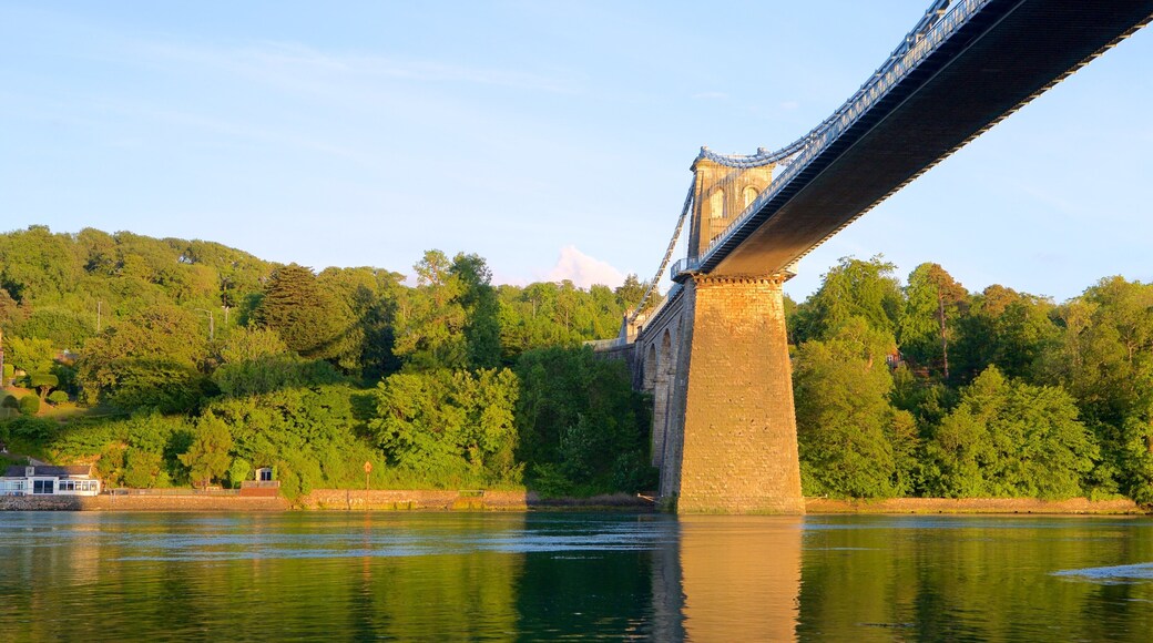 Menai Bridge che include oggetti d\'epoca, ponte e fiume o ruscello
