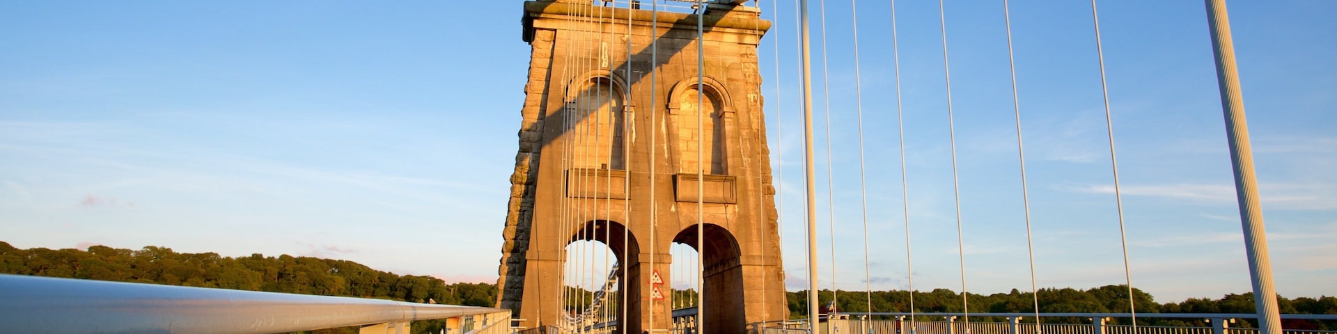 Ponte Menai que inclui elementos de patrimônio e uma ponte