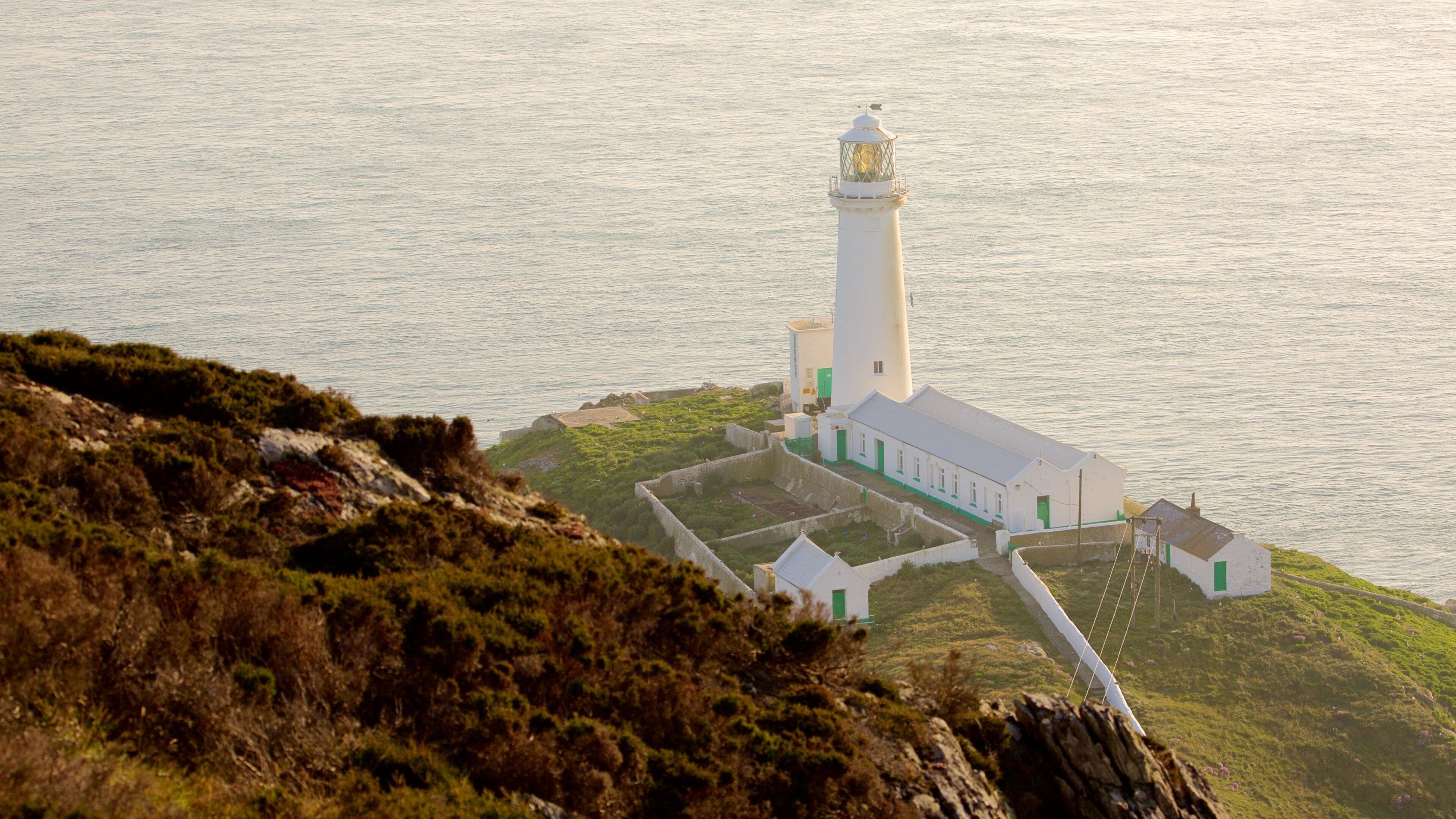 South Stack Lighthouse ofreciendo un faro y vistas de una costa
