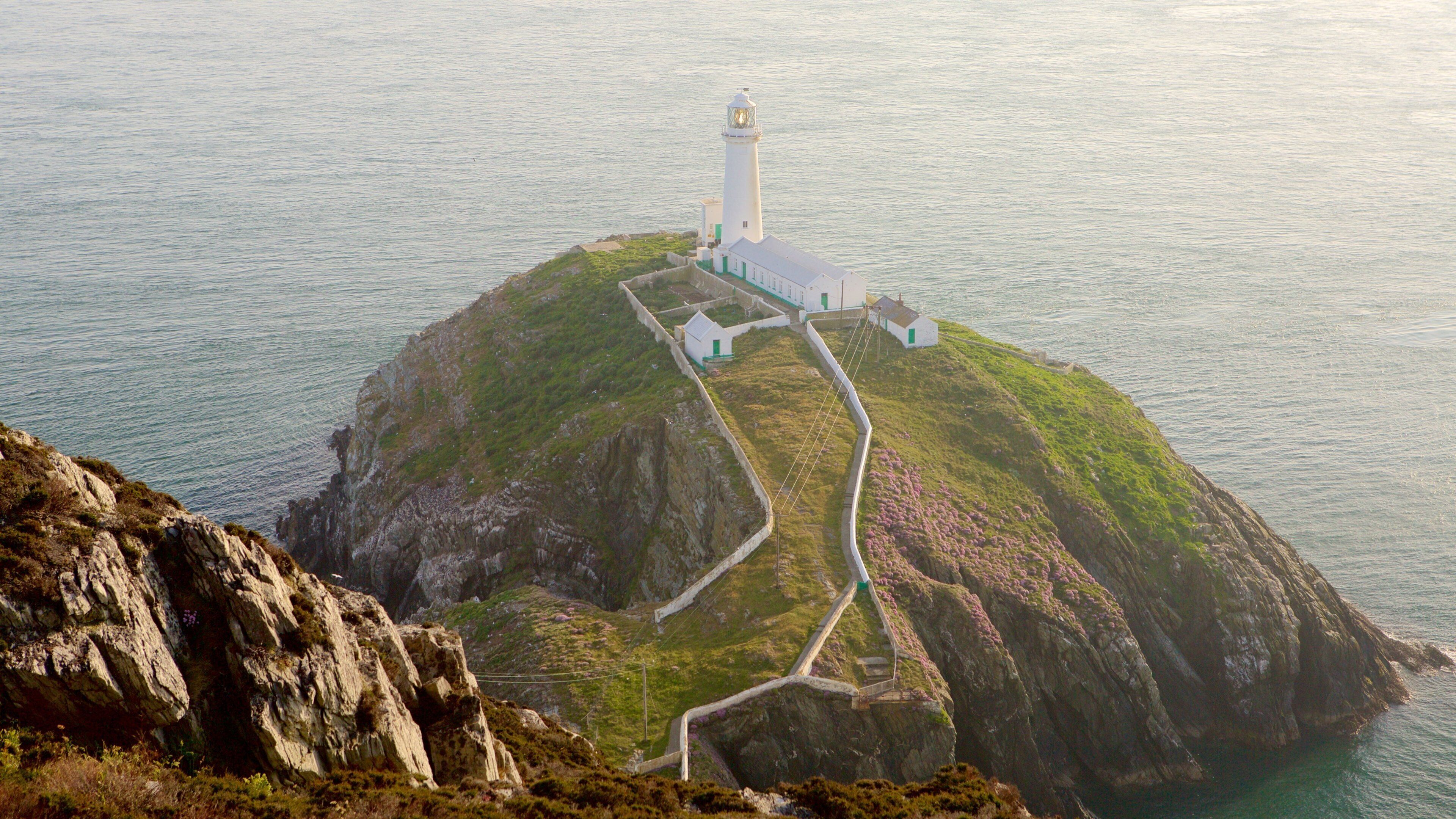South Stack Lighthouse som inkluderer klippelandskap, kyst og fyrtårn