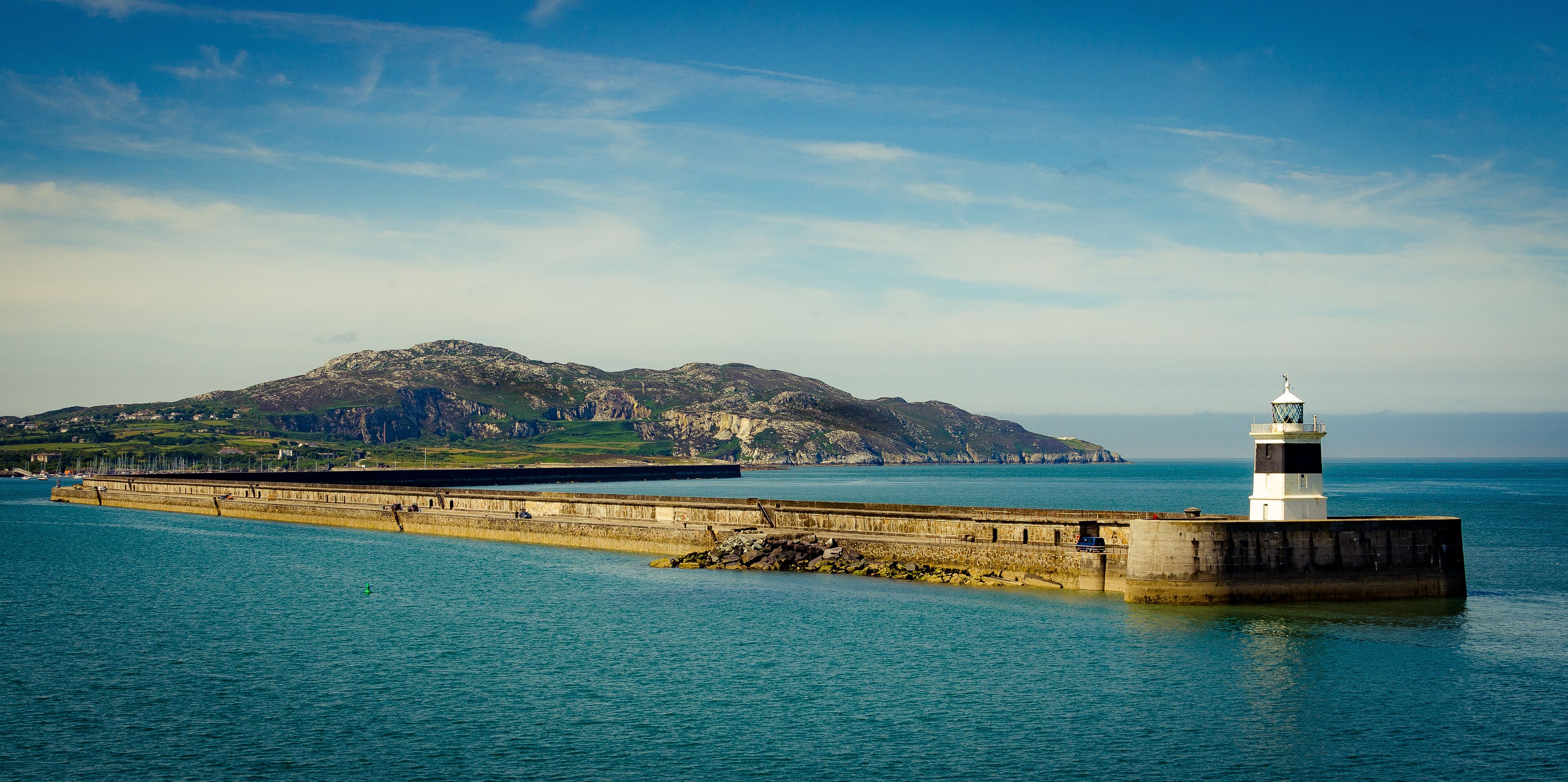 Der Leuchtturm im Hafen von Holyhead, Wales, UK