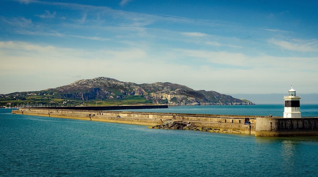 Der Leuchtturm im Hafen von Holyhead, Wales, UK