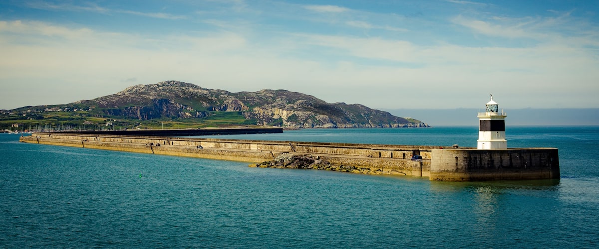 Der Leuchtturm im Hafen von Holyhead, Wales, UK