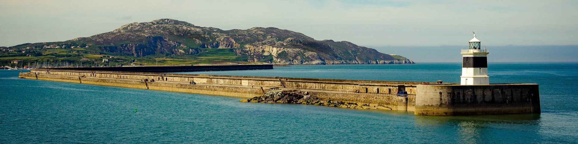 Der Leuchtturm im Hafen von Holyhead, Wales, UK
