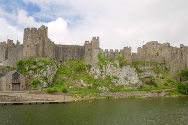 ChĂąteau de Pembroke mettant en vedette riviĂšre ou ruisseau, chĂąteau ou palais et patrimoine historique