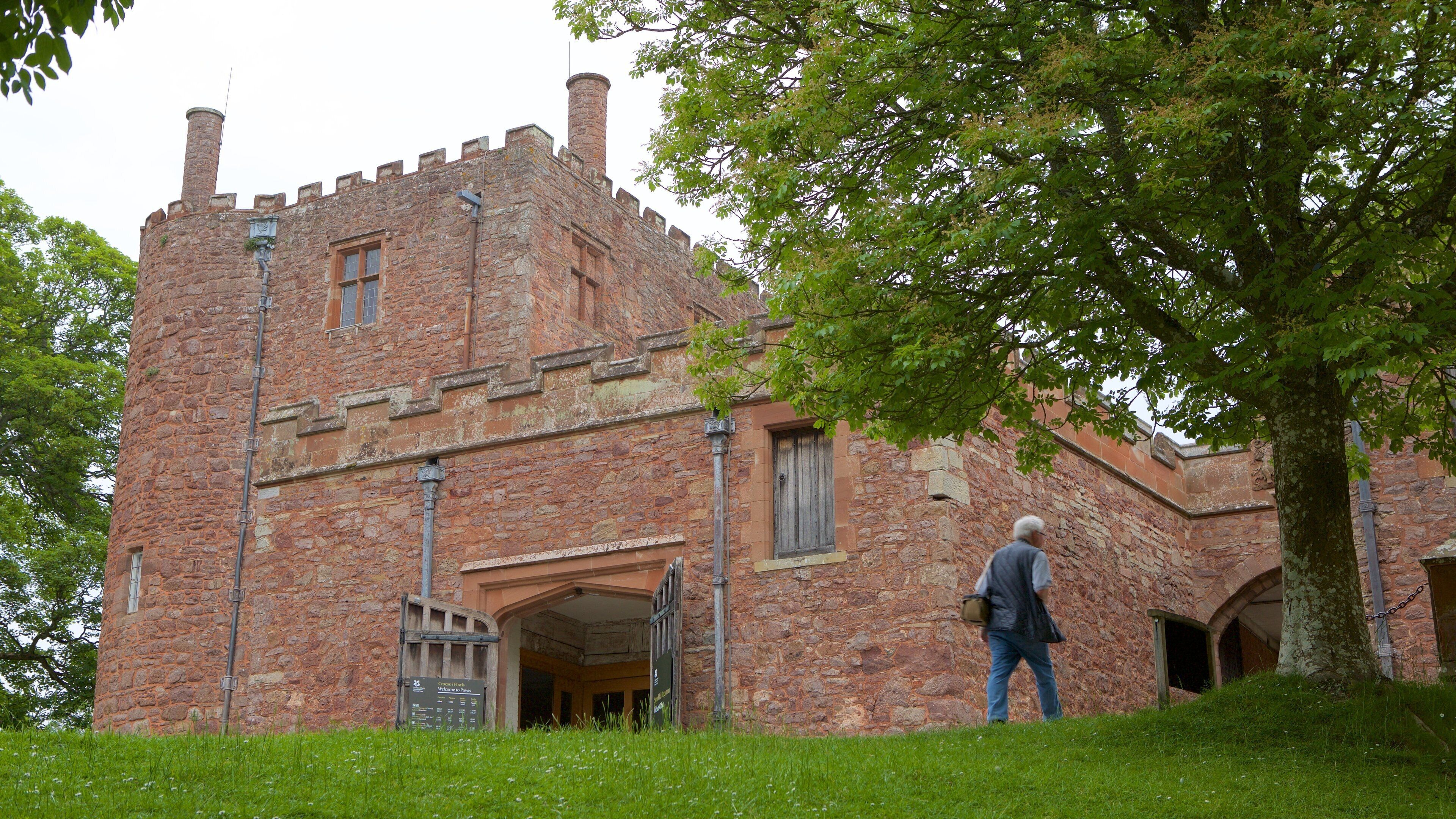 Powis Castle que incluye palacio, elementos patrimoniales y arquitectura patrimonial