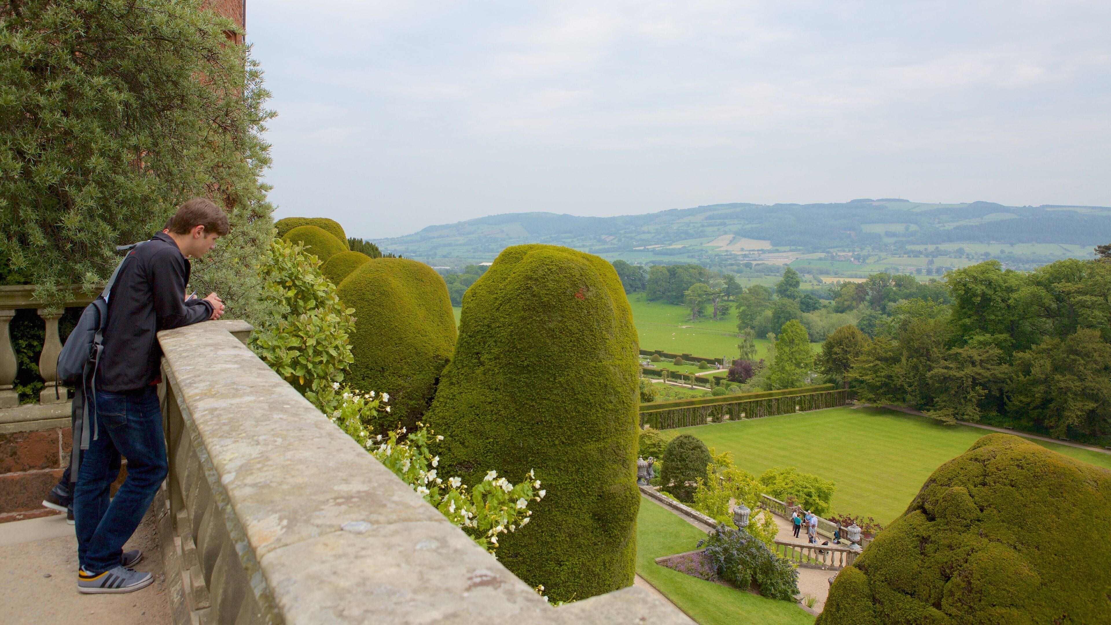 Powis Castle mostrando un parque, vistas y elementos patrimoniales