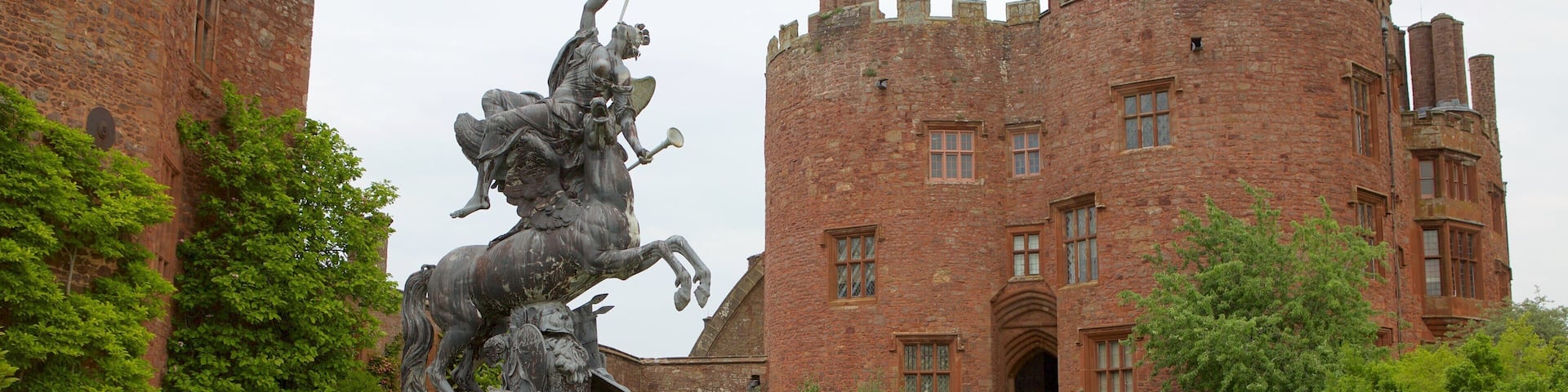 Powis Castle showing chateau or palace, heritage architecture and a statue or sculpture