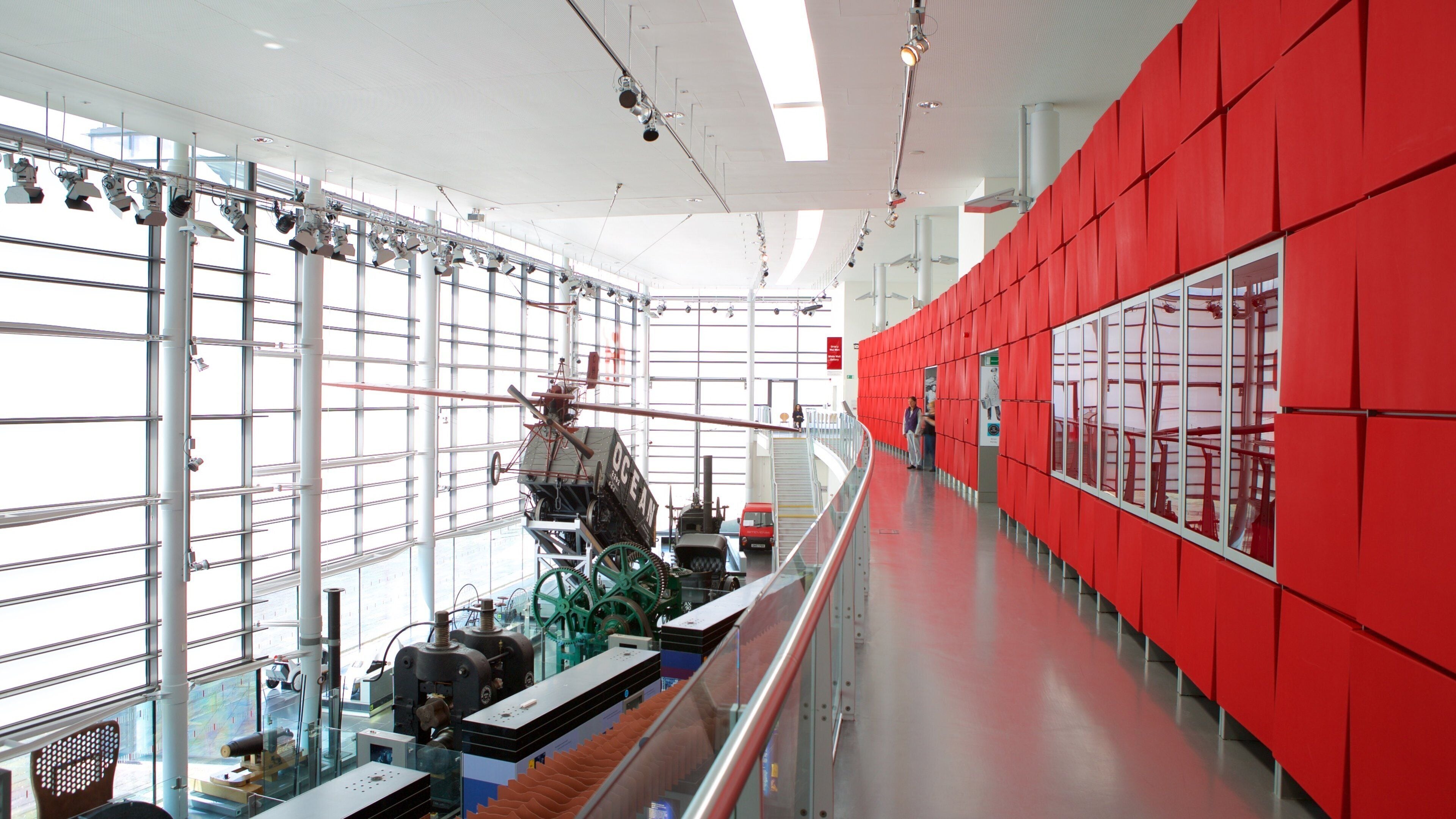 National Waterfront Museum ofreciendo vista interna