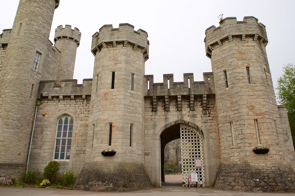 Un castillo histórico con dos torres destacadas, ventanas de arco y una gran entrada.