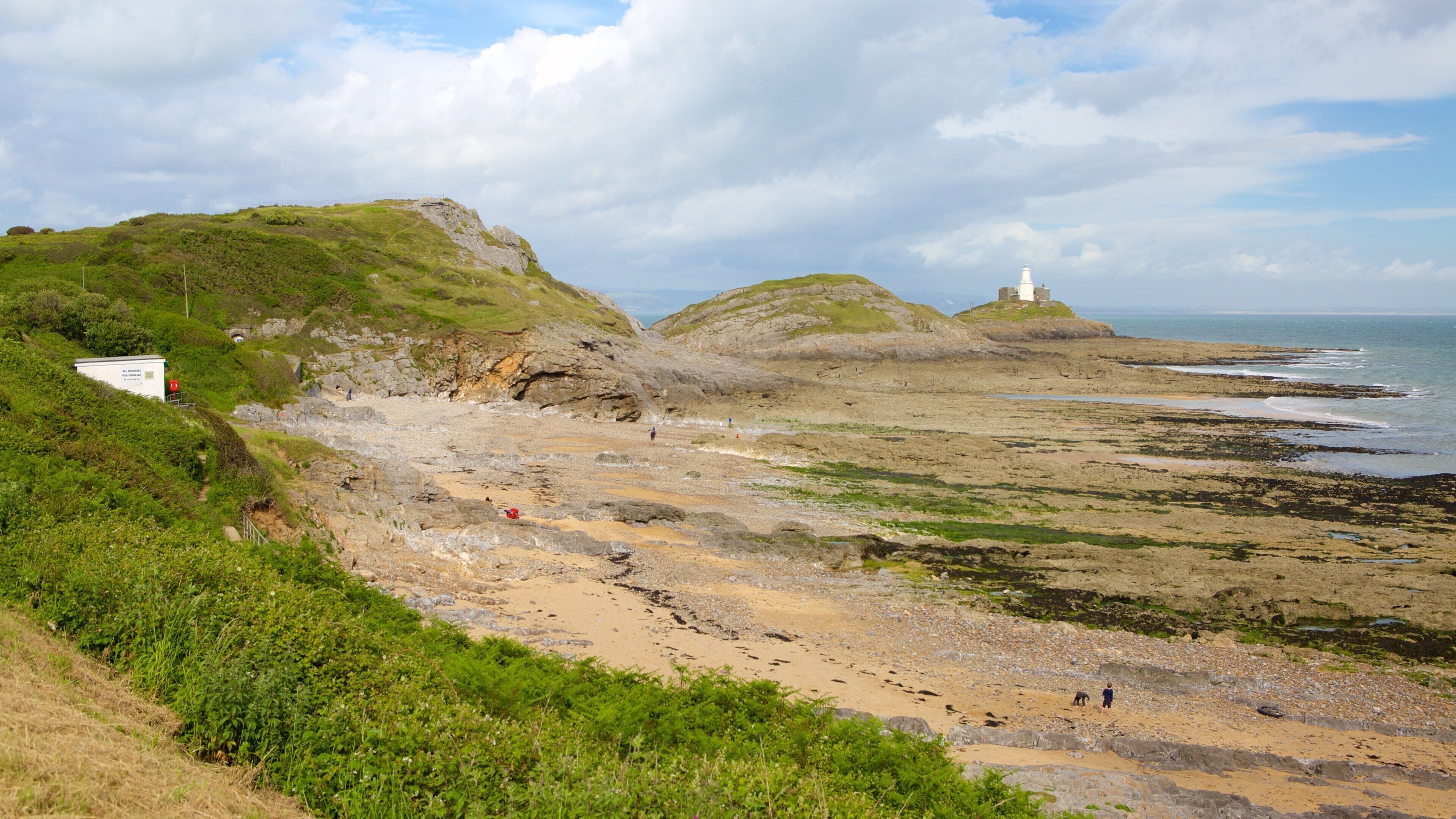 Playa de Bahía de Bracelet que incluye vista general a la costa y costa escarpada