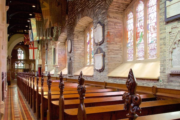 St. Columb\'s Cathedral welches beinhaltet historische Architektur, Geschichtliches und Innenansichten