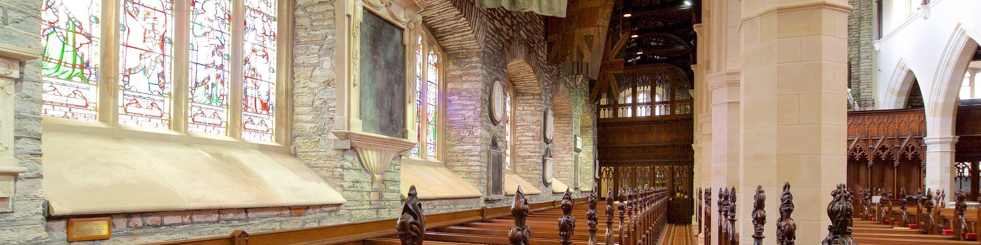 St. Columb\'s Cathedral mostrando vistas internas, elementos de patrimĂŽnio e arquitetura de patrimĂŽnio