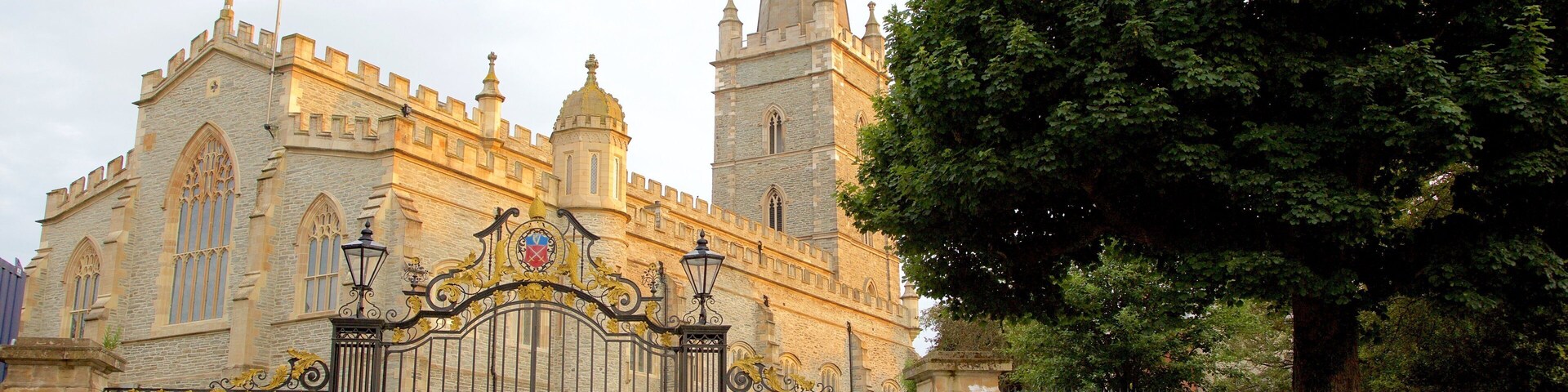 St. Columb\'s Cathedral mostrando elementos patrimoniales, arquitectura patrimonial y una iglesia o catedral