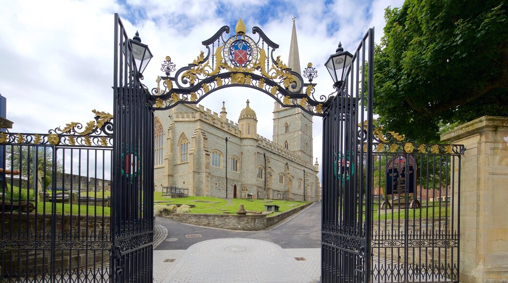 St. Columb\'s Cathedral og byder på kulturarvsgenstande, historiske bygningsværker og religiøse elementer