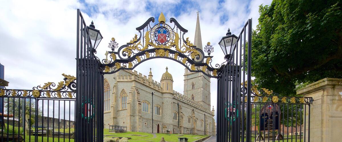 St. Columb\'s Cathedral mostrando una iglesia o catedral, patrimonio de arquitectura y elementos del patrimonio
