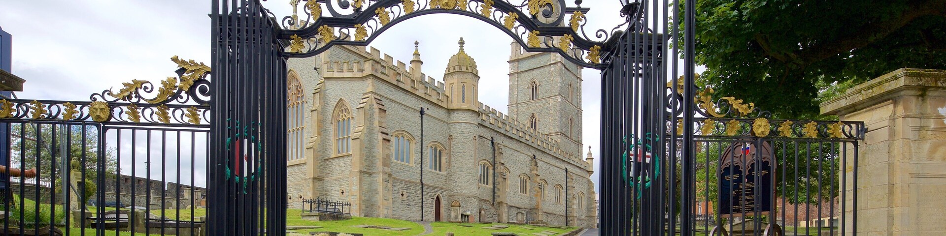 St. Columb\'s Cathedral featuring heritage elements, religious elements and a church or cathedral
