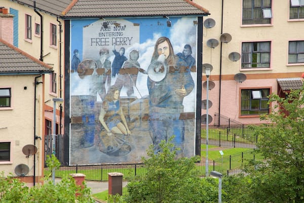 Wandbild \"You are Now Entering Free Derry\" das einen Outdoor-Kunst