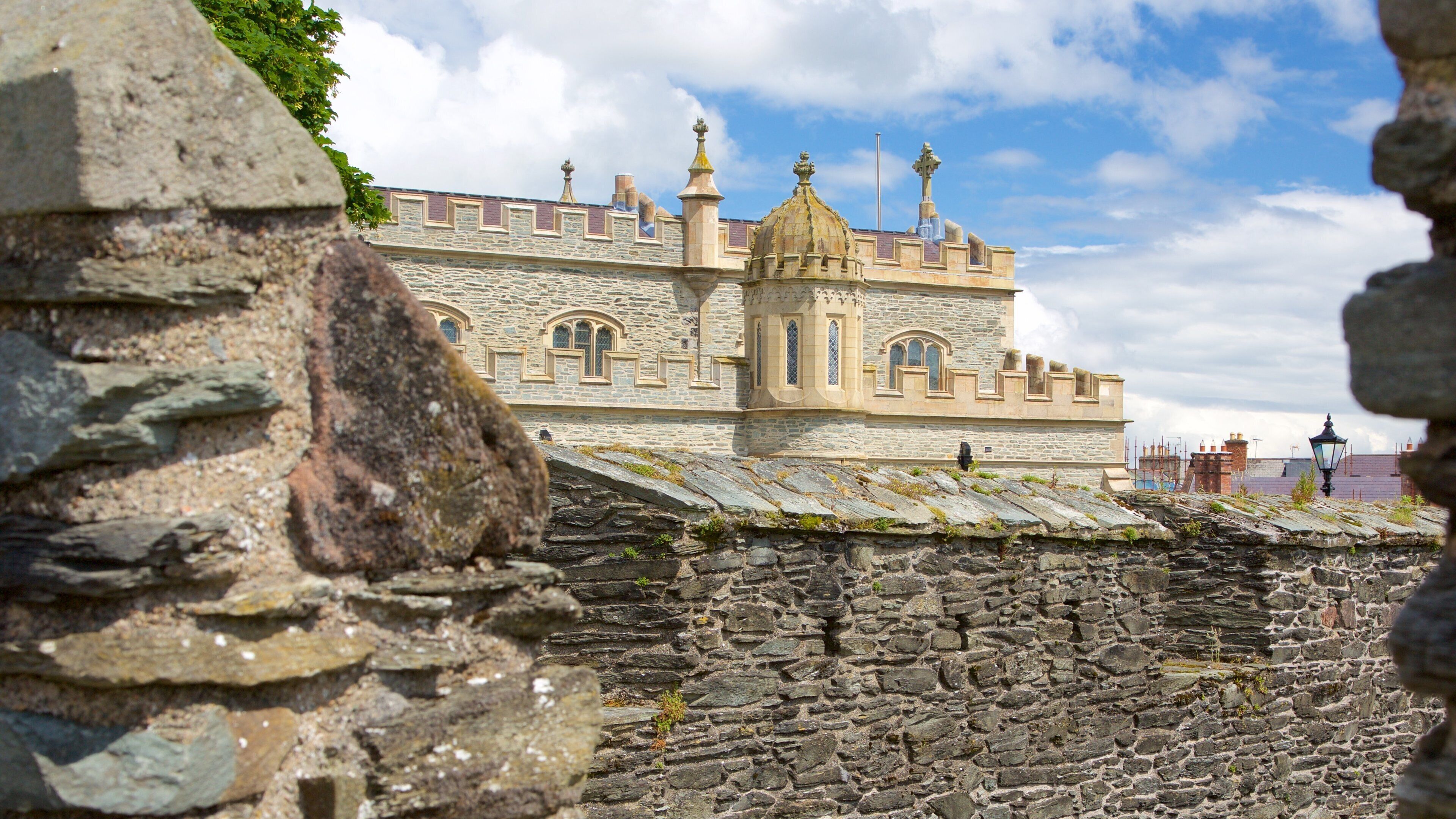 Derry City Walls which includes heritage elements and heritage architecture