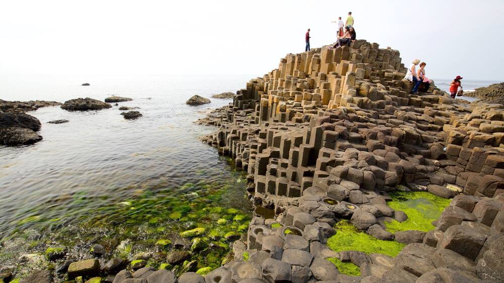 Giant\'s Causeway das einen Felsküste, allgemeine Küstenansicht und Geschichtliches