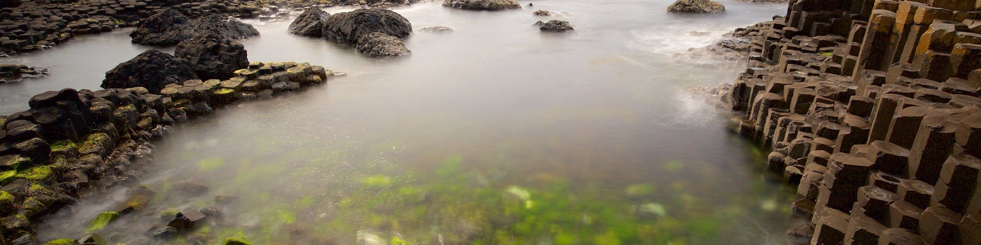巨人堤道 呈现出 古蹟, 多岩石的海岸線 和 傳統元素