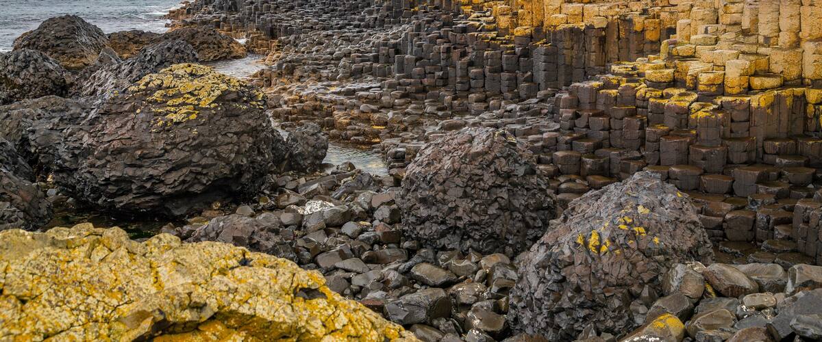 Giant\'s Causeway which includes rugged coastline and general coastal views