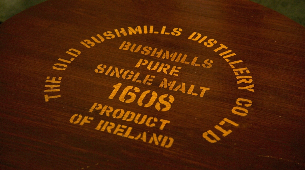 Old Bushmills destilleri som viser skilt