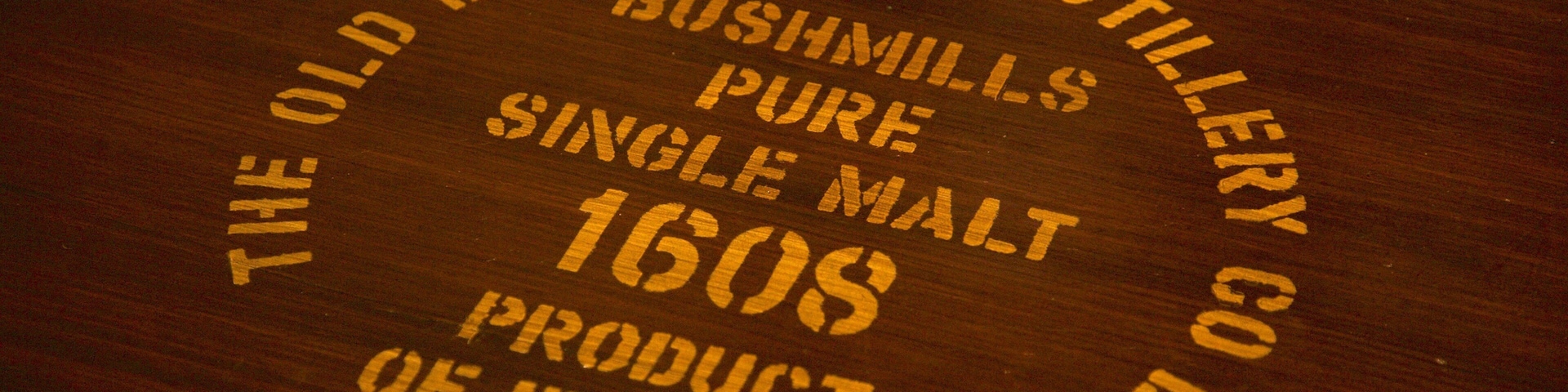 Old Bushmills Distillery que inclui sinalização