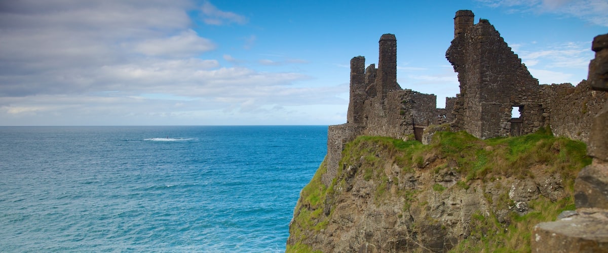 Château de Dunluce mettant en vedette côte rocheuse, ruine et château ou palais
