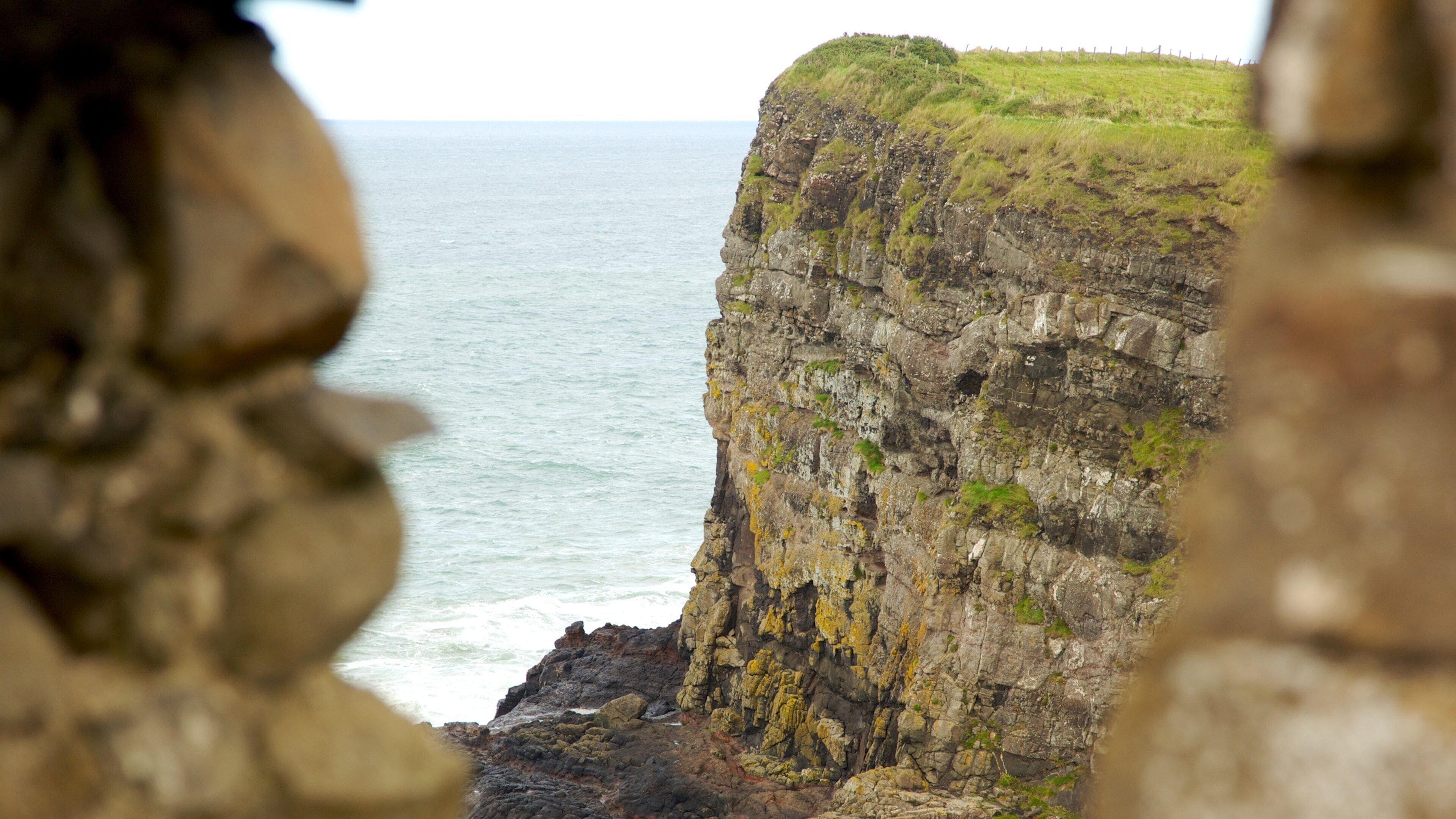 Dunluce Castle som inkluderer klippelandskap og kløft eller juv